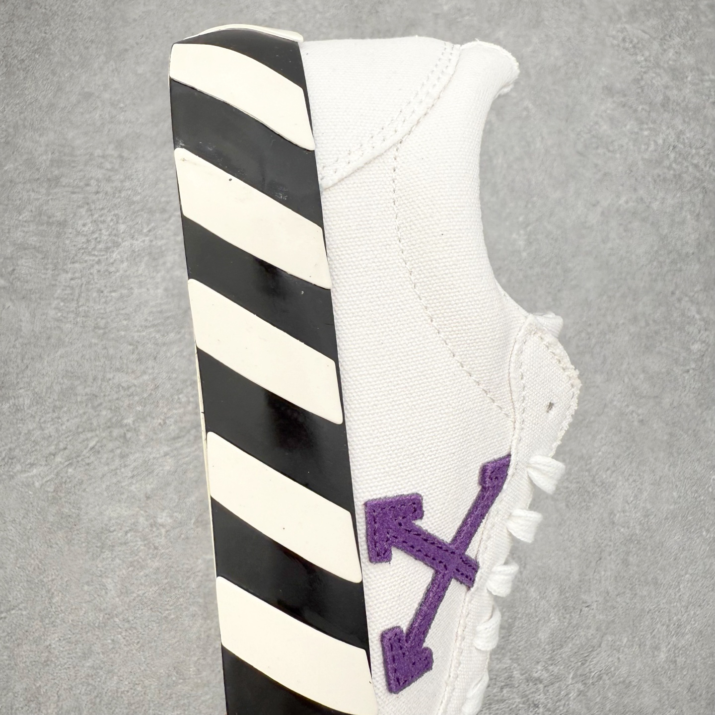 Off-White Low-Top Sneakers White