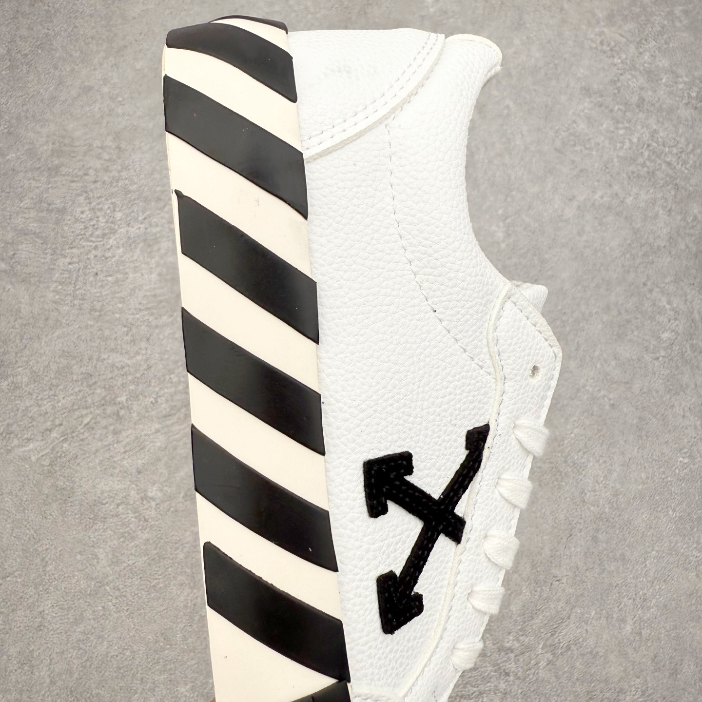 Off-White Low-Top Sneaker White/Black/Red