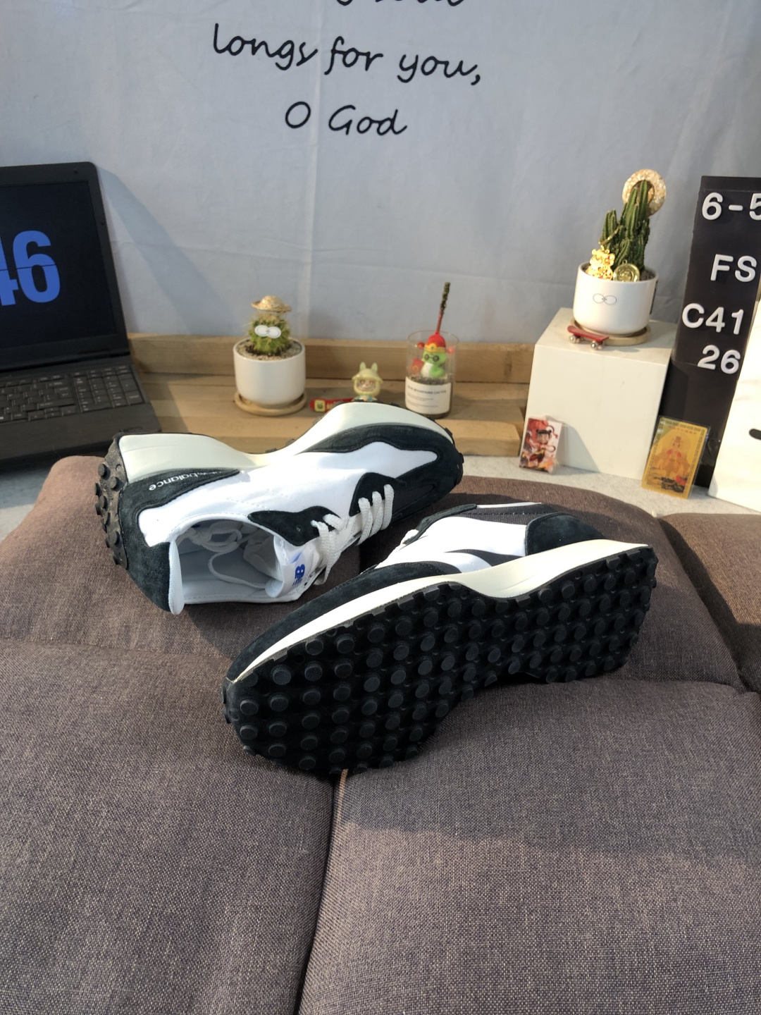 New Balance 327 Retro Runner Sneakers Black/White