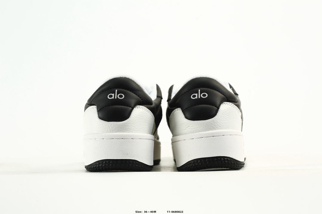 Alo Yoga Runner Low-Top Sneakers Black/White