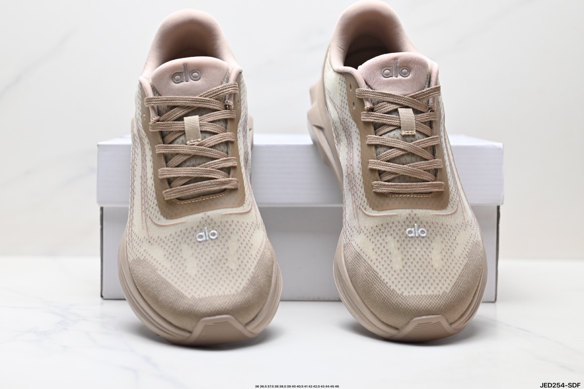 Alo Yoga Alo Runner Sneakers Beige