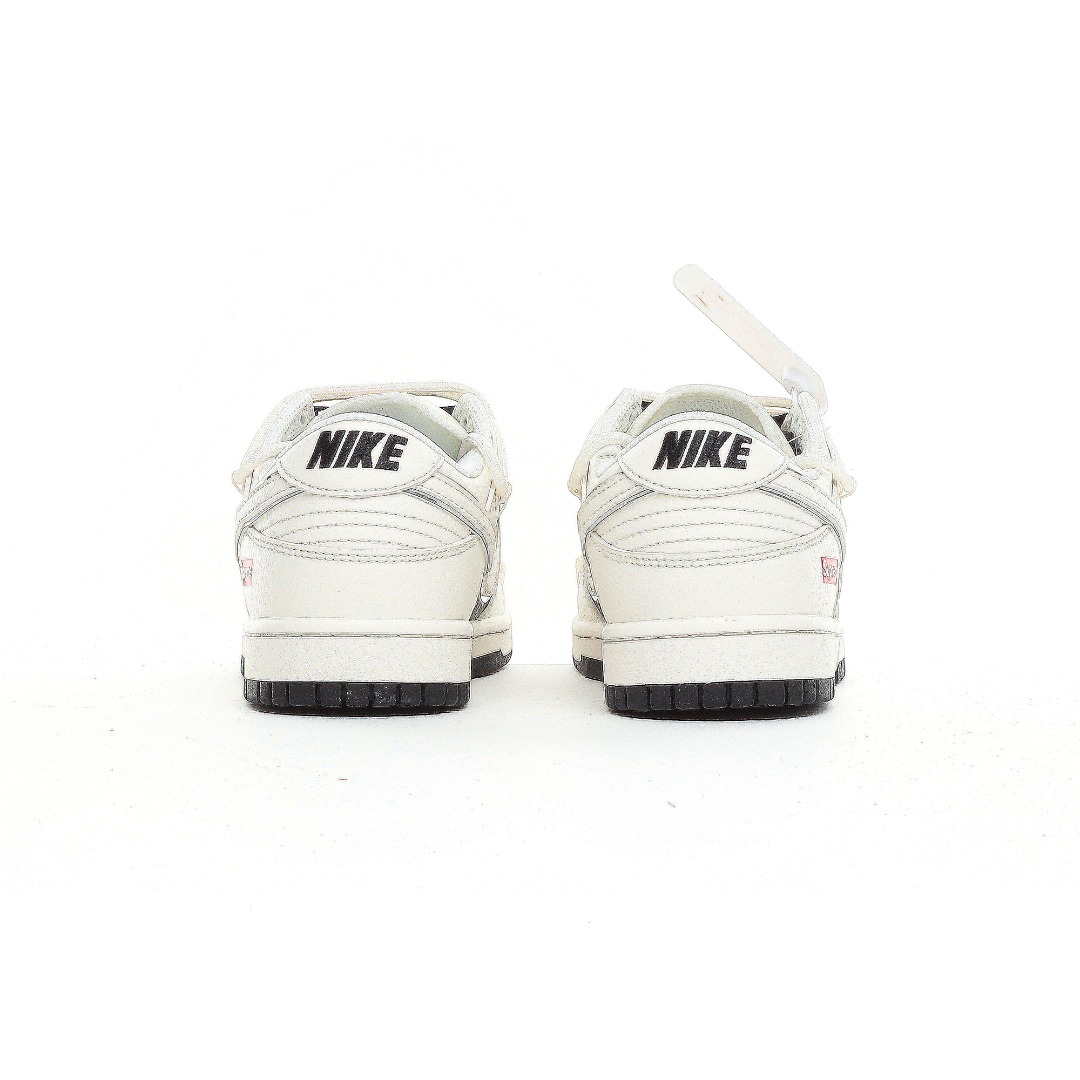 Nike SB Dunk Low Supreme Collab Sneakers Black/White