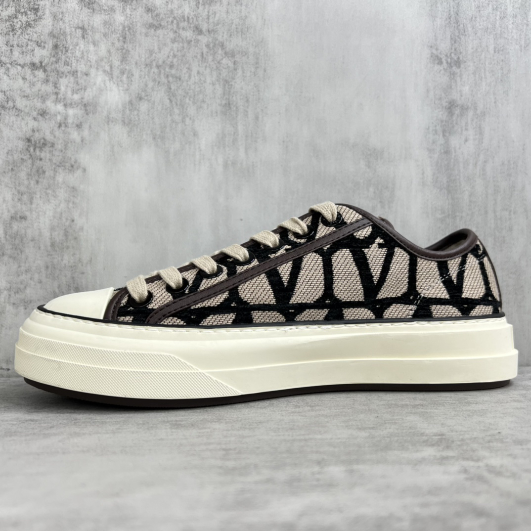 Valentino Garavani V Logo Low-Top Sneakers Beige/Black