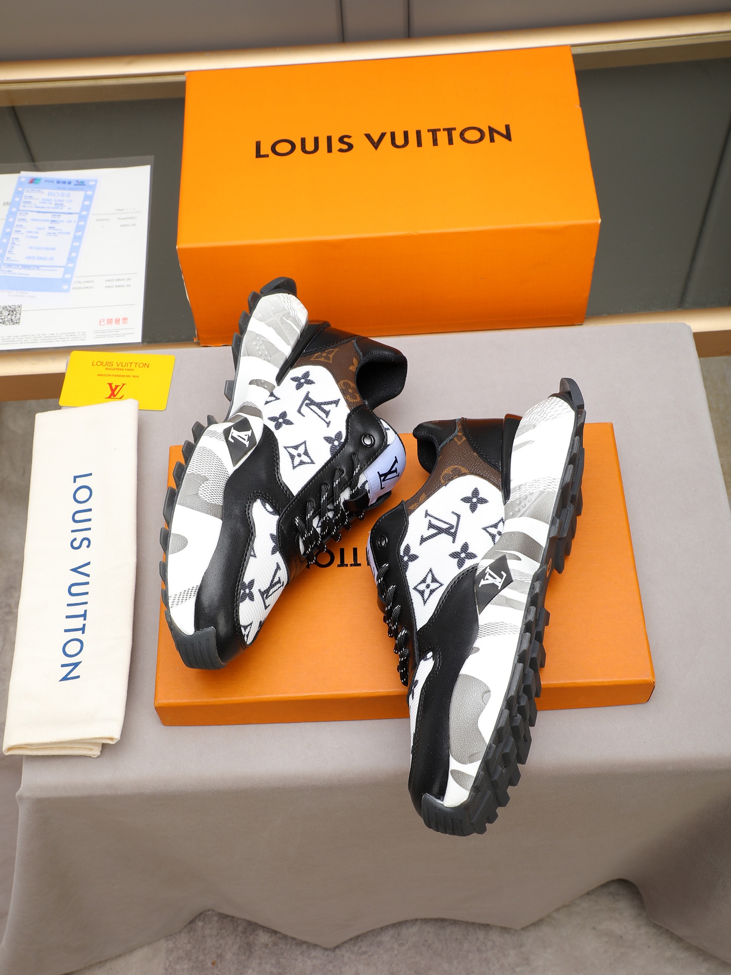Louis Vuitton Monogram Runner Sneakers Breathable Casual Black/White
