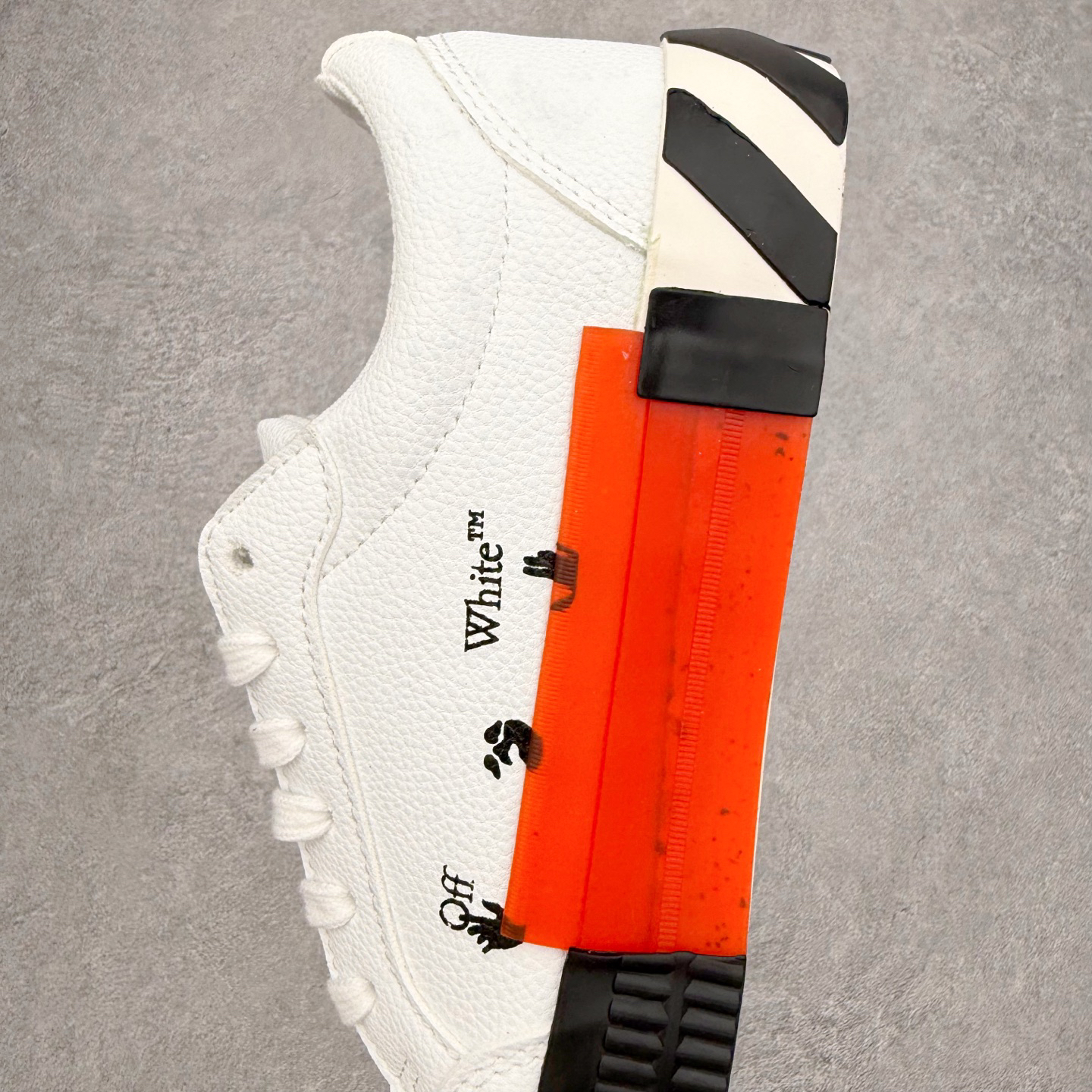 Off-White Low-Top Sneaker White/Black/Red