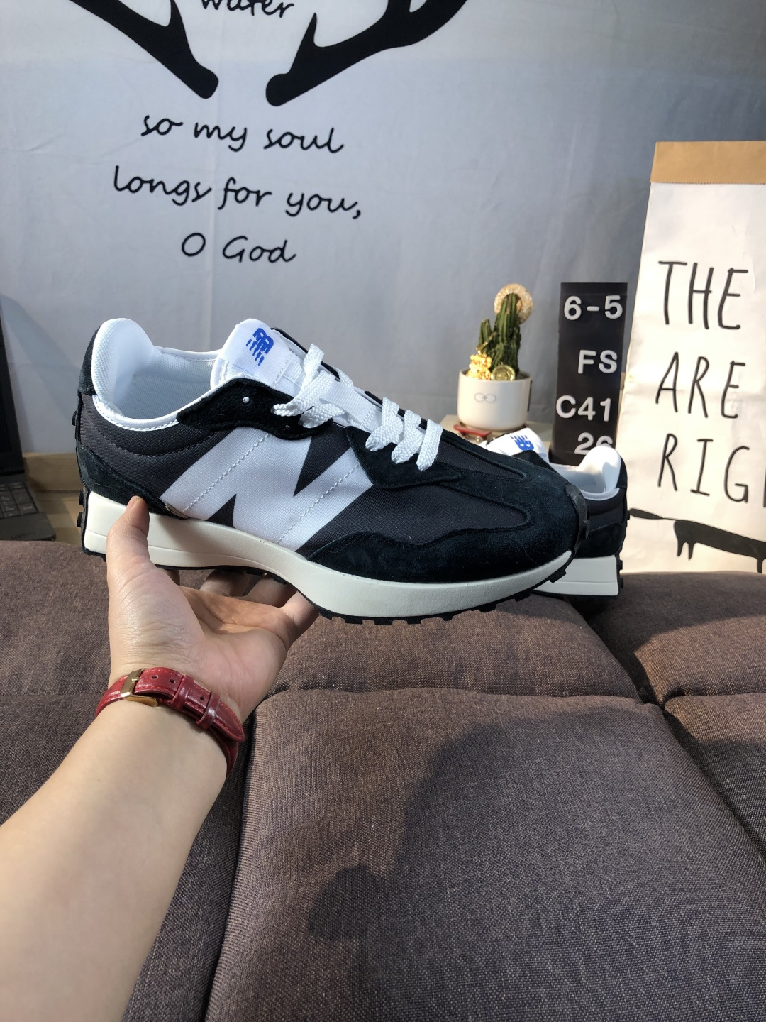 New Balance 327 Retro Runner Sneakers Black/White