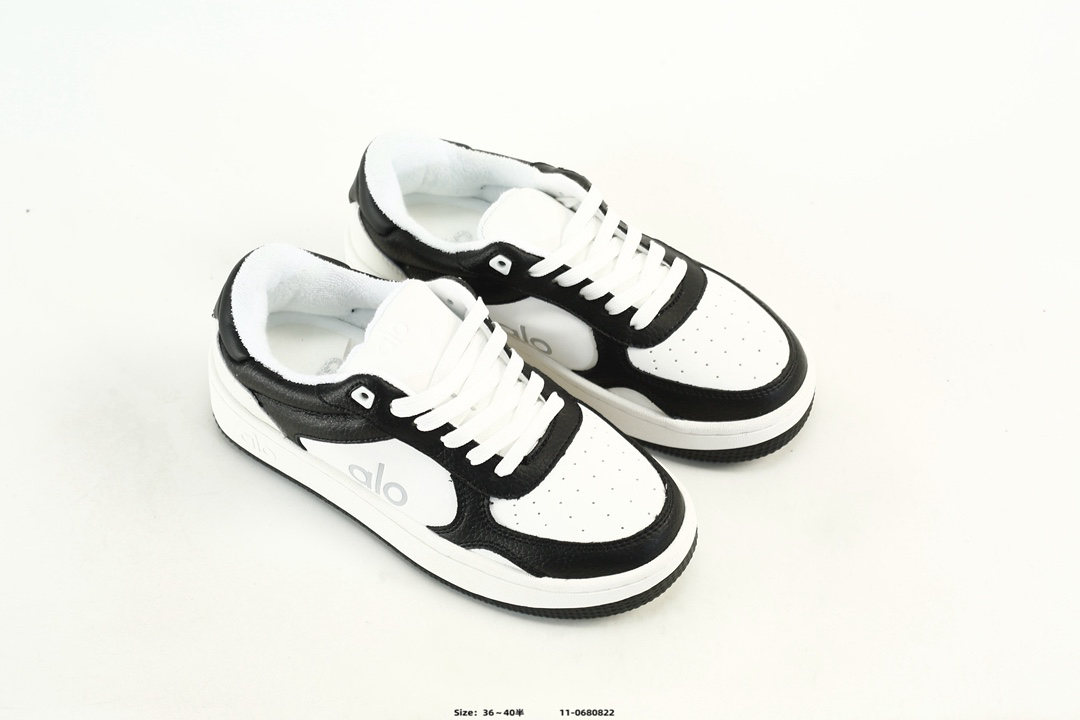 Alo Yoga Runner Low-Top Sneakers Black/White