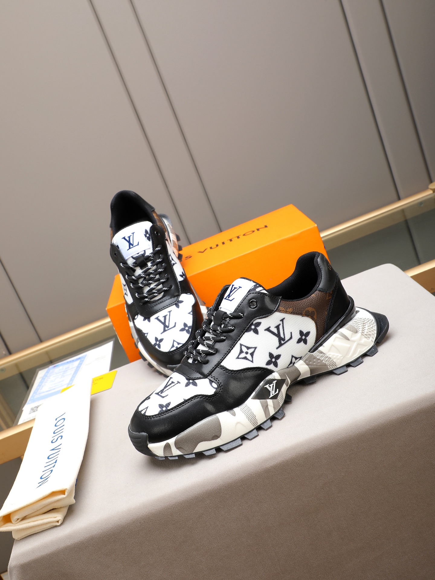 Louis Vuitton Monogram Runner Sneakers Breathable Casual Black/White