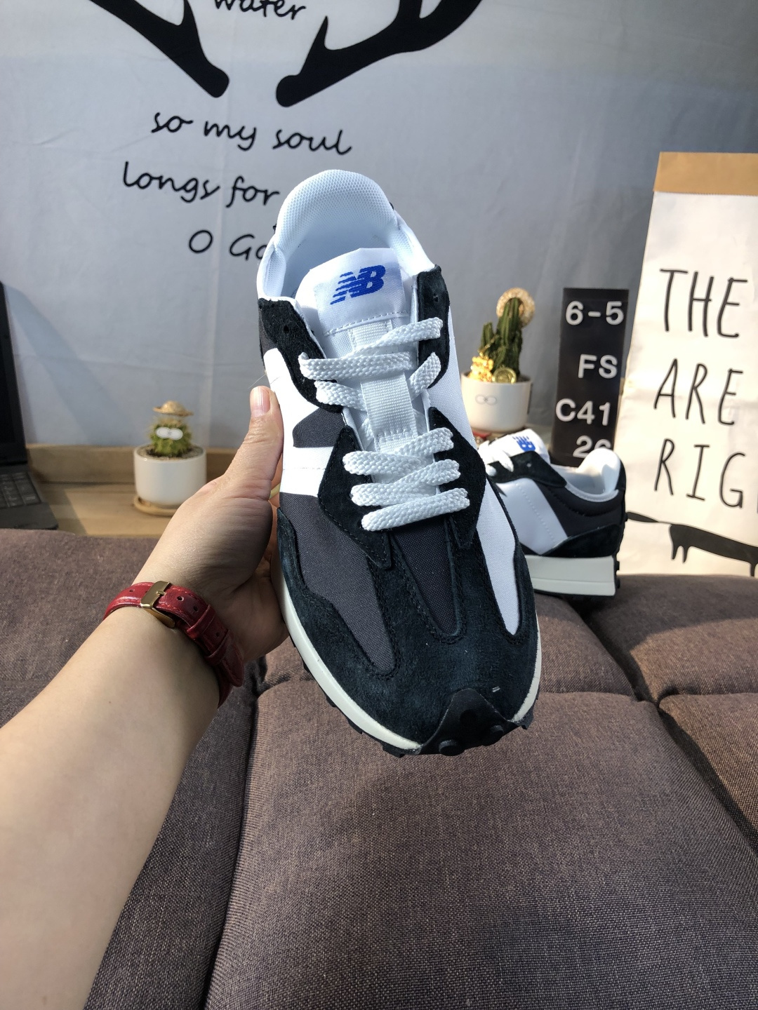 New Balance 327 Retro Runner Sneakers Black/White