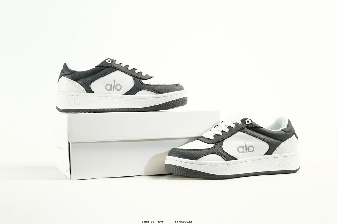 Alo Yoga Alo Runner Low-Top Sneakers Black/White