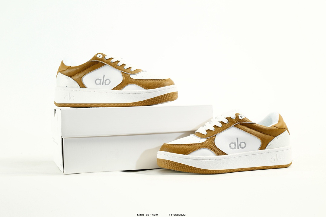 Alo Yoga Alo Runner Low-Top Sneakers Brown/White