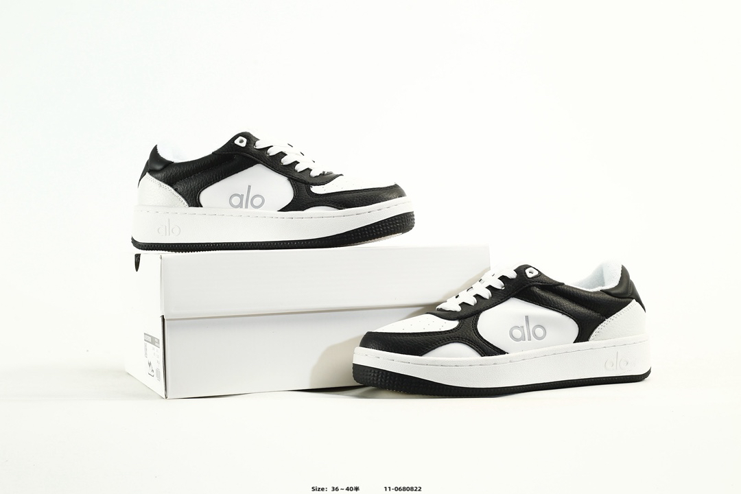 Alo Yoga Runner Low-Top Sneakers Black/White