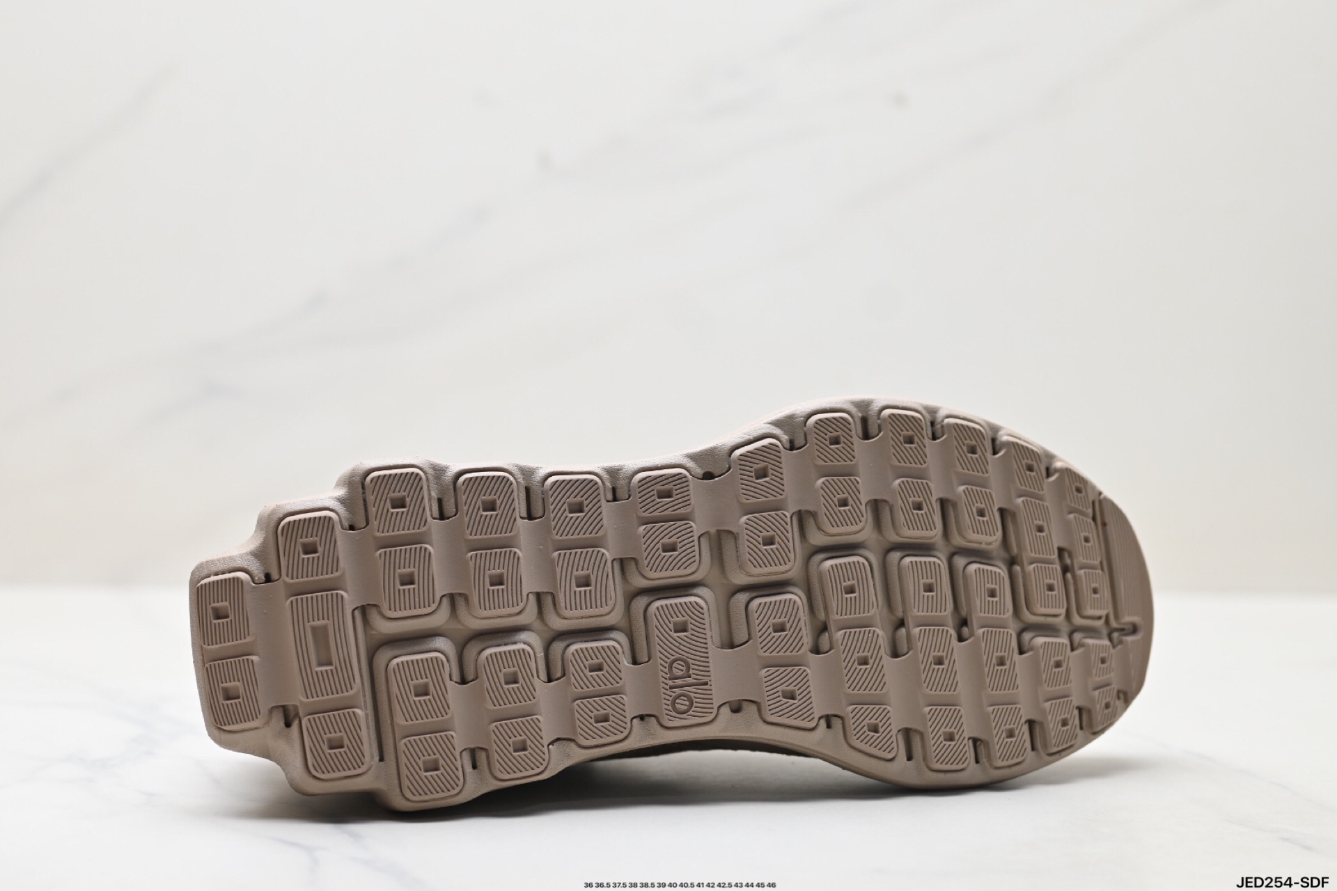 Alo Yoga Alo Runner Sneakers Beige