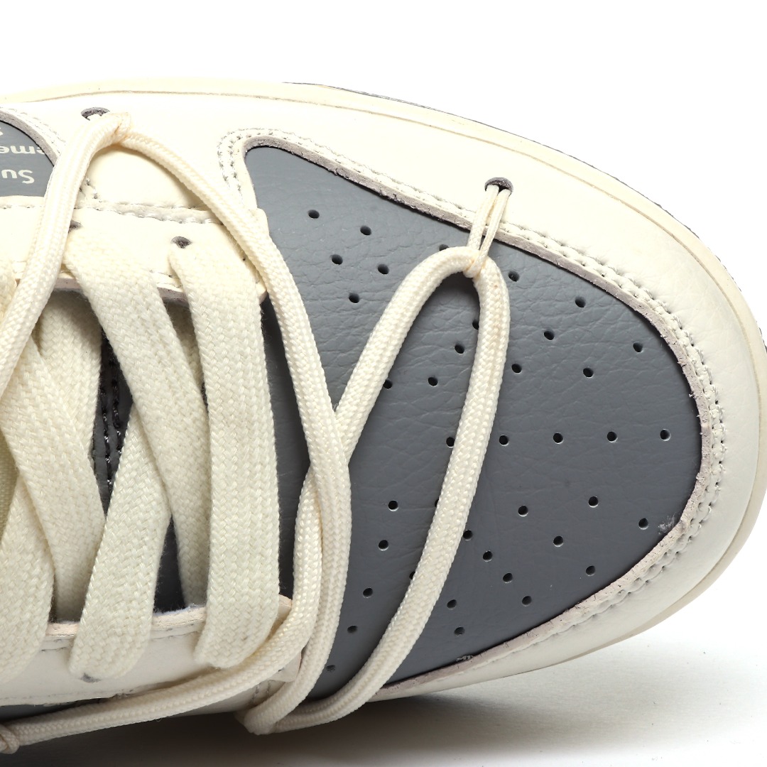 Nike SB Dunk Low Supreme Collab Sneakers Grey
