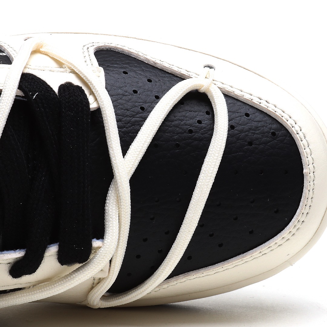 Nike SB Dunk Low Supreme Collab Sneakers Black/White