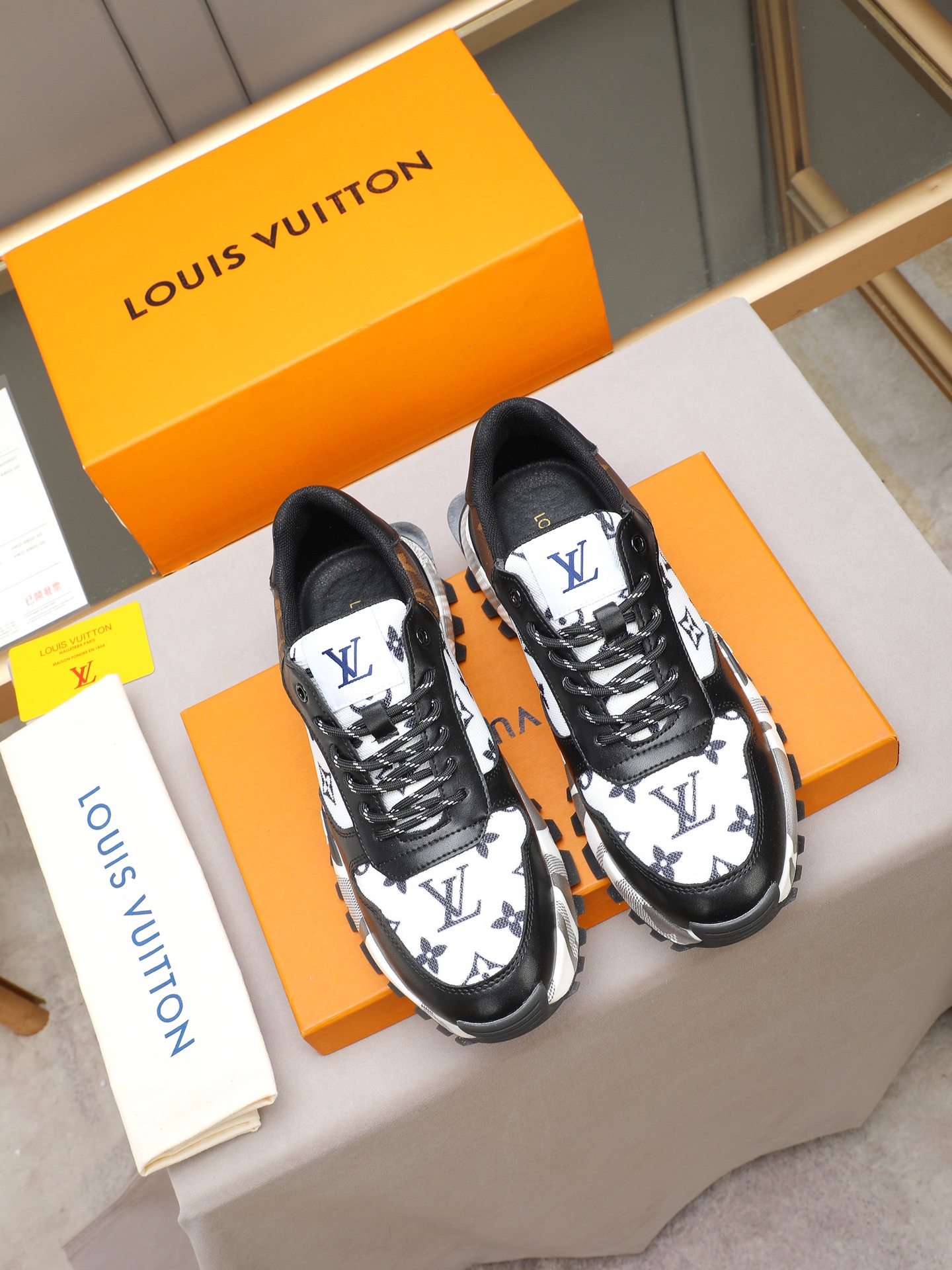 Louis Vuitton Monogram Runner Sneakers Breathable Casual Black/White