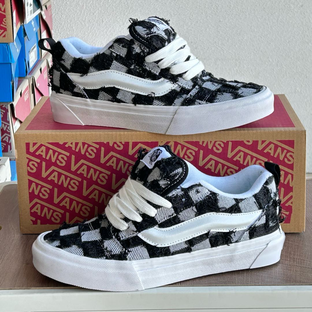 Vans Knu Skool Low Skate Shoes Black/White
